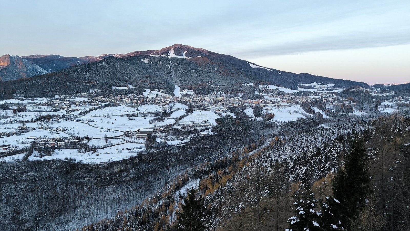 Folgaria innevata al tramonto con il Monte Cornetto sullo sfondo
